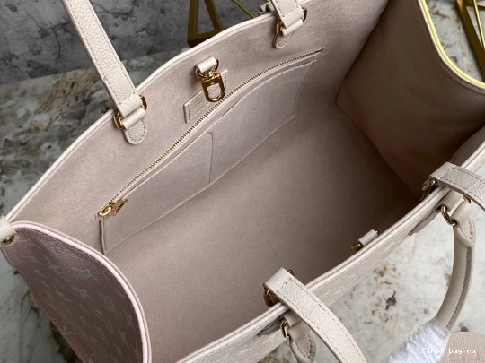 First bag ru MM ONTHEGO LOUIS VUITTON 0813